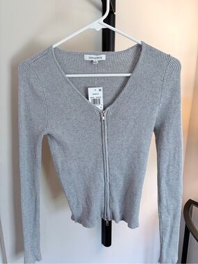 Hooked Up by IOT Heather Gray Ribbed V‑Neck Top